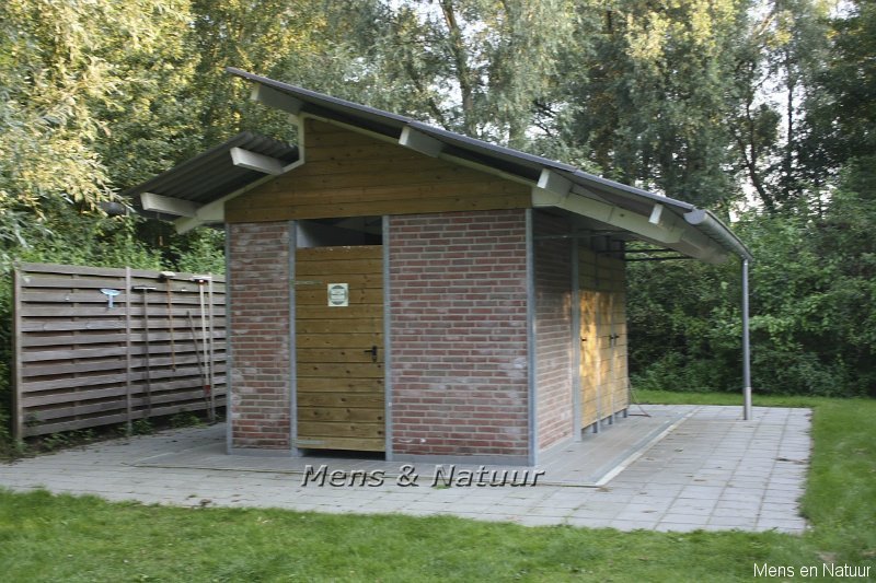 Sanitair 3 toiletten, 2 douches, 1 invalidentoilet