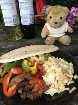 De maaltijd Kabab met koolsla