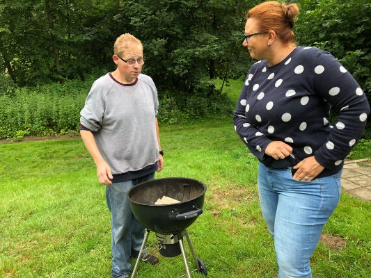 Nico en Lieke gaan roken (Wortels)