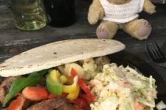 De maaltijd Kabab met koolsla